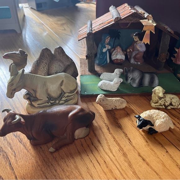 Nativity Scene Figurine Set - Picture 4 of 5